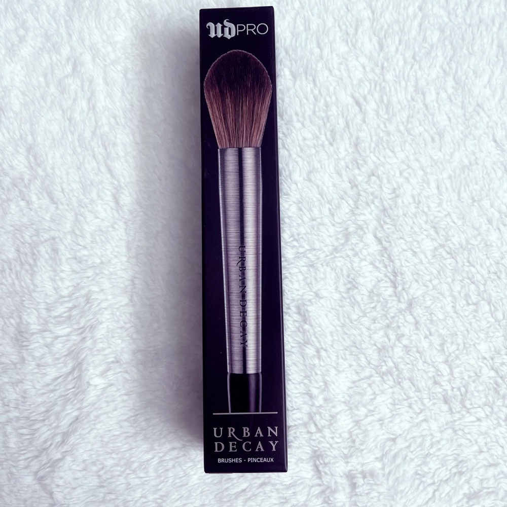 Urban Decay large Tapered Powder Brush F-103
